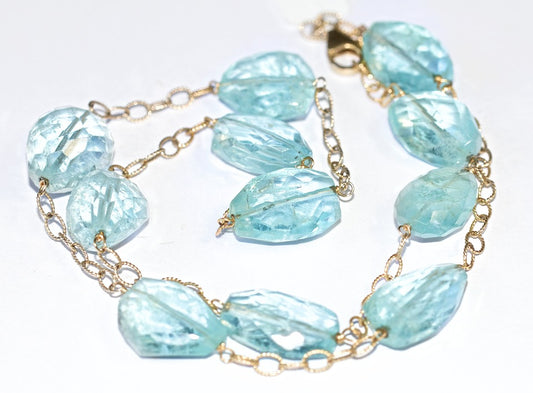 About the Aquamarine Gem: Your Guide to the Color, Cut, Clarity, and Carat Size